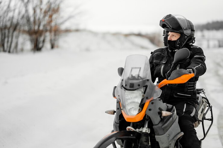 Como Enfrentar Climas Adversos Durante Viagens Longas de Moto